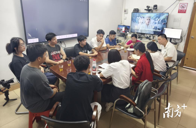 大学生团队在头脑风暴。 大学生团队在头脑风暴。
