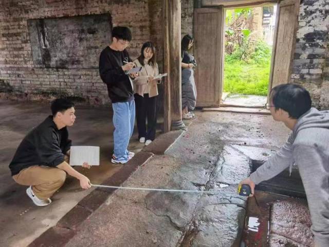 科技特派员深入涌溪村开展传统古建筑抢救性保护和测绘工作 科技特派员深入涌溪村开展传统古建筑抢救性保护和测绘工作